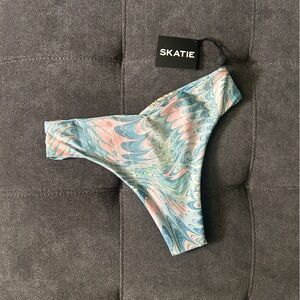 SKATIE CRUSH IGGY BOTTOM MEDIUM NWT